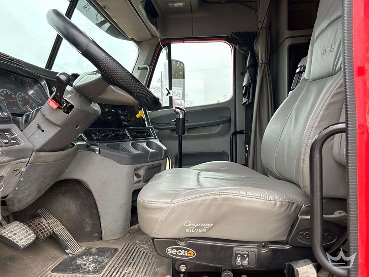 2007-freightliner-columbia-120-image-11