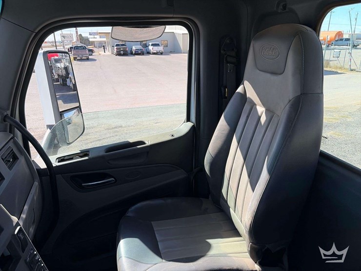 2015-peterbilt-567-image-19