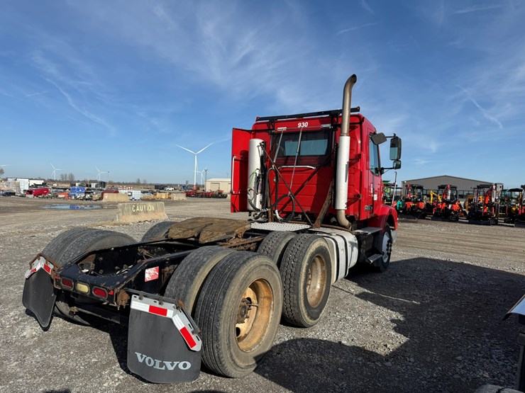 2011-volvo-10-image-4