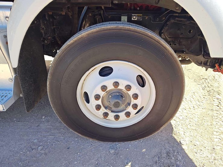 2015-peterbilt-567-image-43