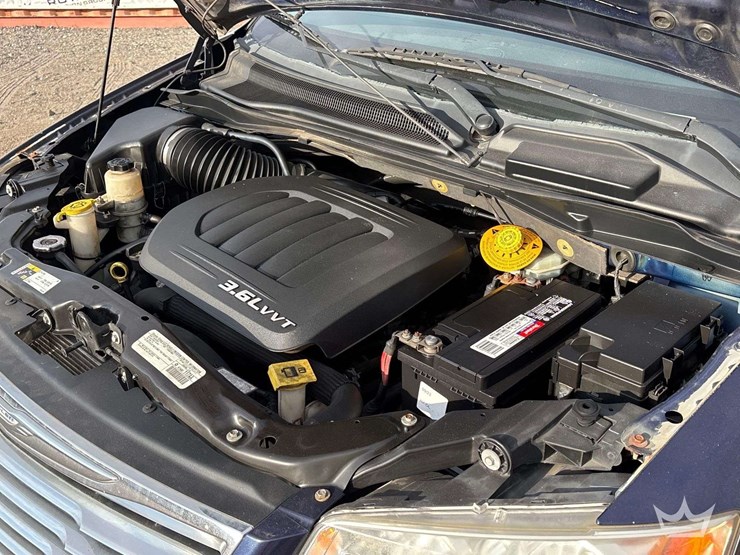 2015-chrysler-town-&-country-image-7