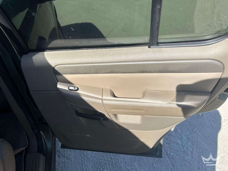 2004-ford-explorer-image-25