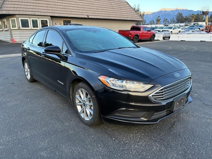 2017-ford-fusion-sedan-image-2