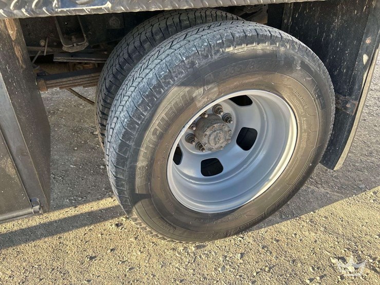 2013-ram-3500-utility-flatbed-truck-image-29