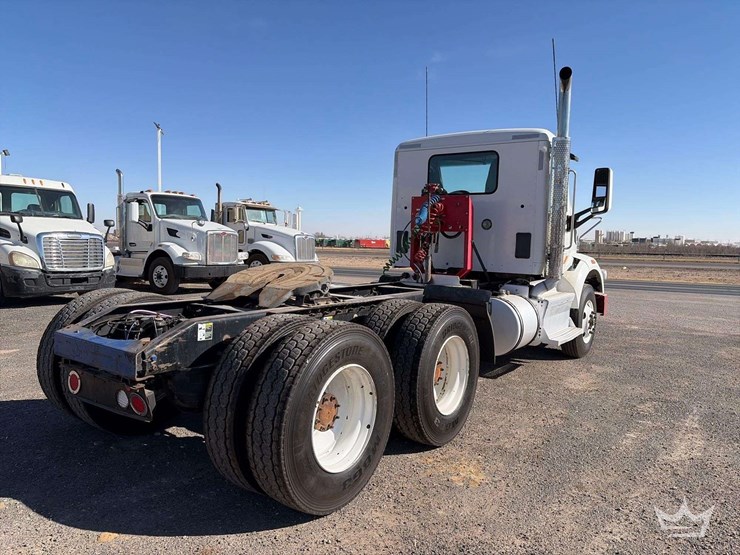 2015-peterbilt-567-image-3