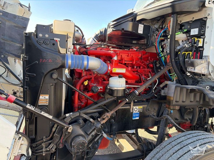 2015-peterbilt-567-image-8