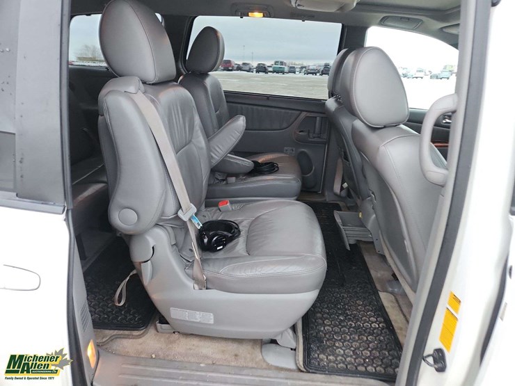 2009-toyota-sienna-image-19