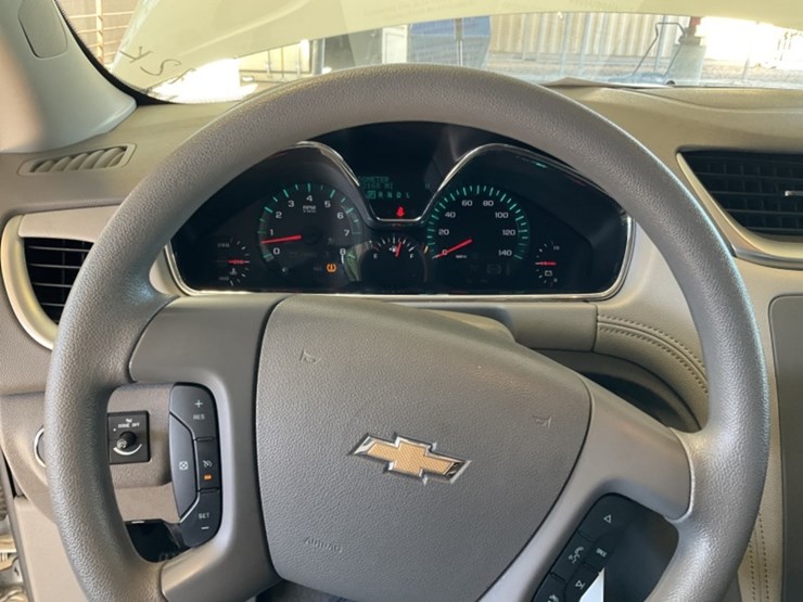 2017-chevrolet-traverse-ls-image-16