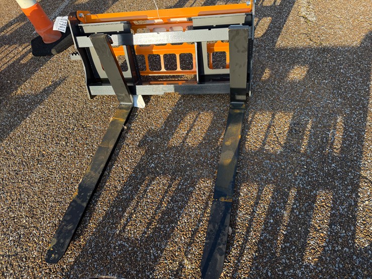 #7941-•-skid-steer-pallet-forks-image-2