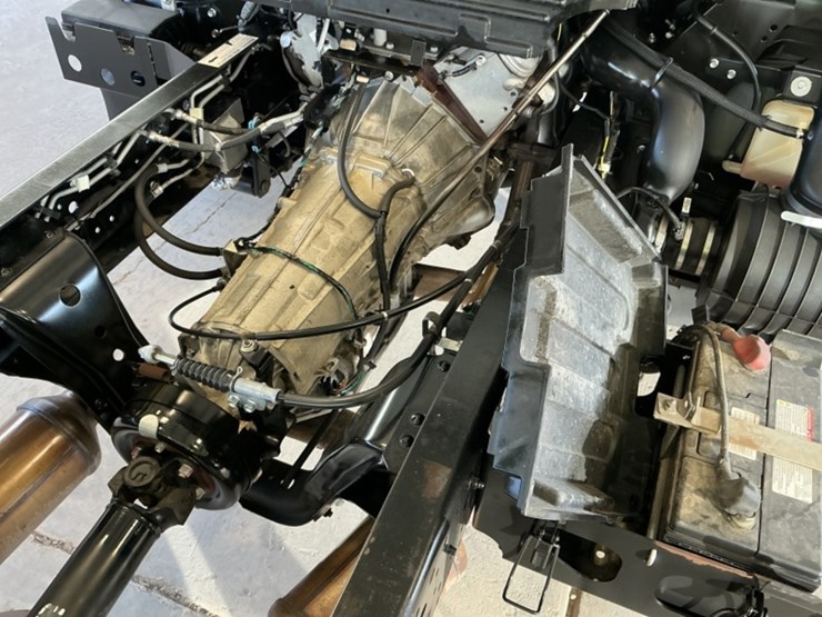 2016-isuzu-npr-image-10