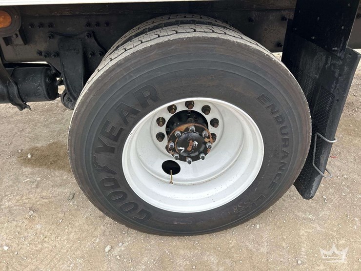 2018-freightliner-m2-106-image-26