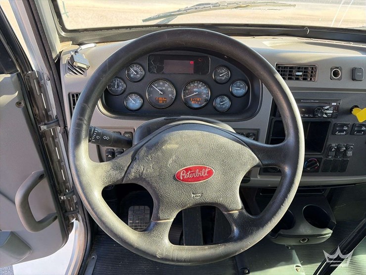 2015-peterbilt-348-image-18