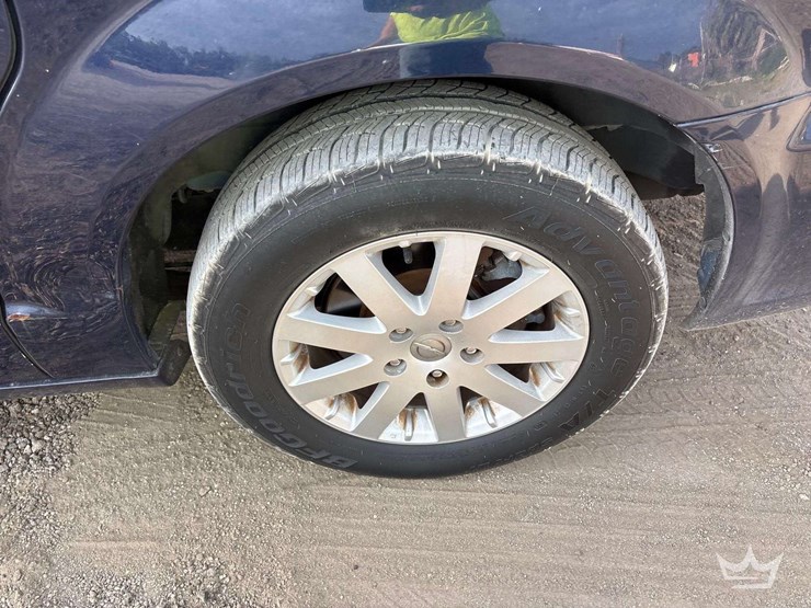 2015-chrysler-town-&-country-image-21