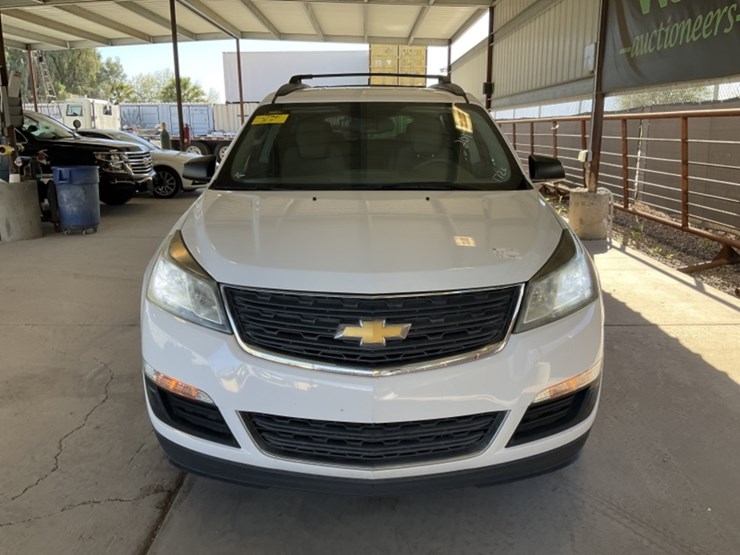 2017-chevrolet-traverse-ls-image-3