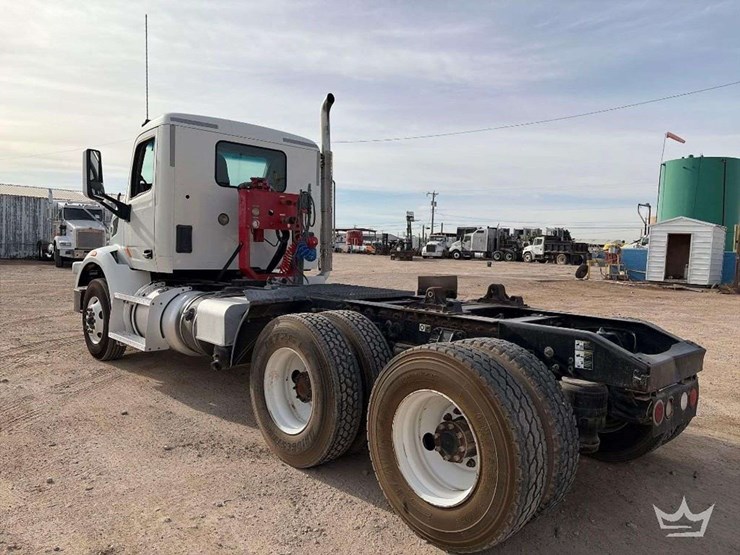 2015-peterbilt-567-image-3