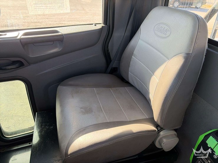 2016-peterbilt-337-image-22