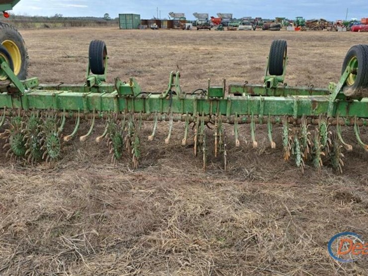 john-deere-8-image-1