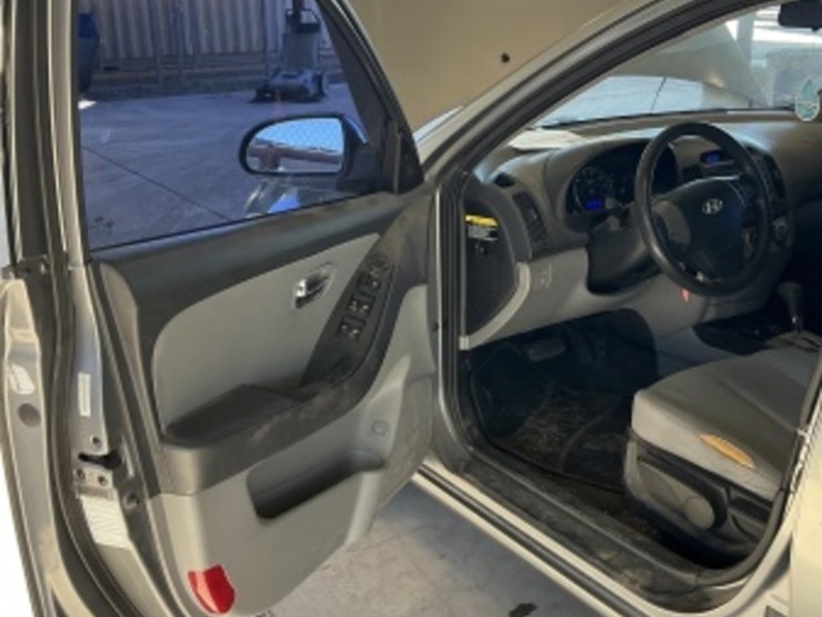 2010-hyundai-elantra-sdn-image-22