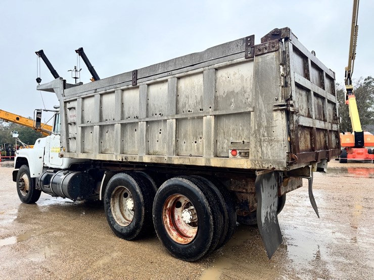 1990-mack-r688st-image-3