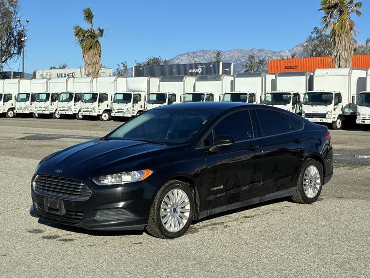 2016-ford-fusion-sedan-image-1