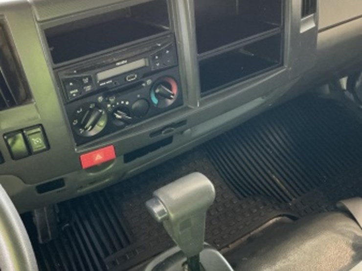 2016-isuzu-npr-image-18