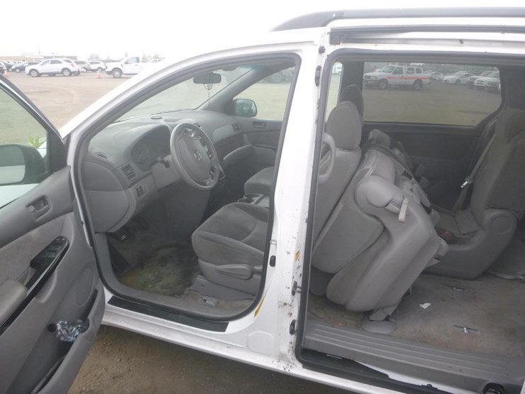 2005-toyota-sienna-image-5