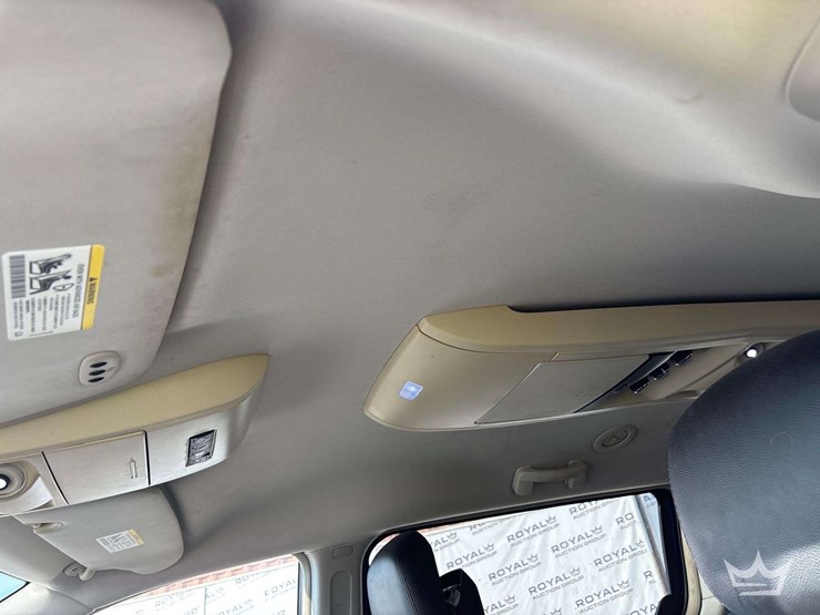 2015-chrysler-town-&-country-image-14