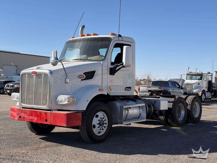 2015-peterbilt-567-image-1