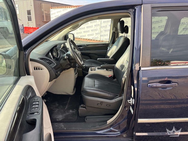 2015-chrysler-town-&-country-image-10