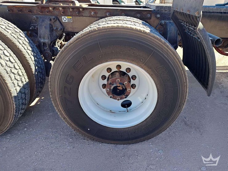 2015-peterbilt-567-image-39