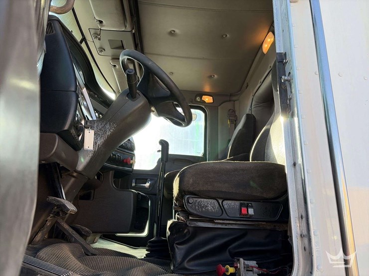 2013-kenworth-t800-image-13