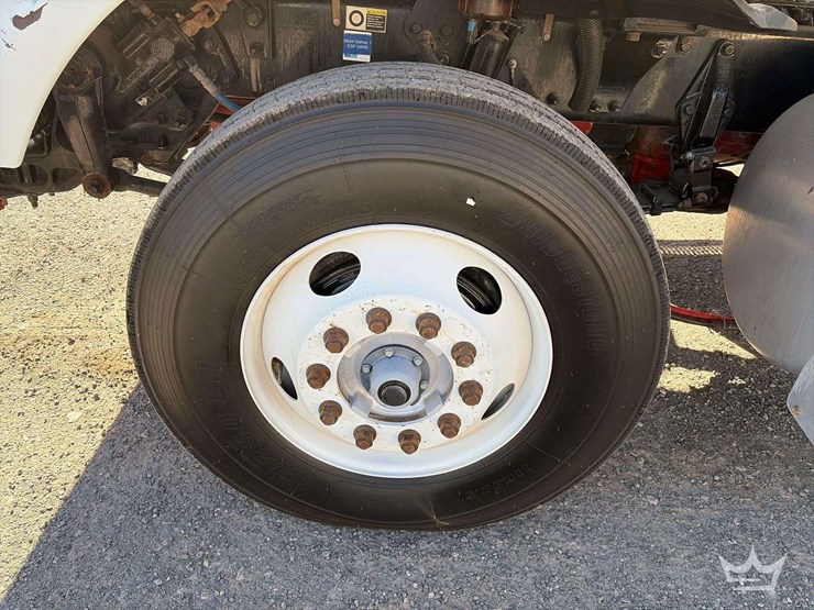 2015-peterbilt-567-image-23