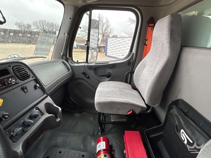 2018-freightliner-m2-106-image-18