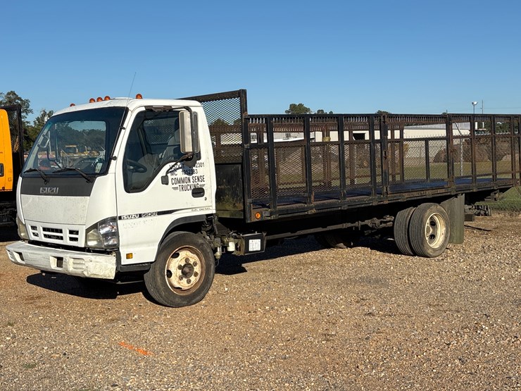 2007-isuzu-nqr-image-2