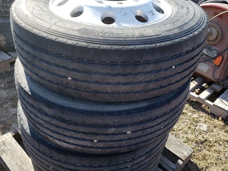 4-275/70r22.5-on-aluminum-rims-image-1