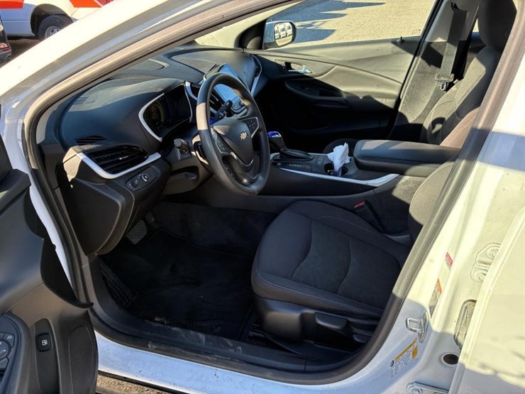 2018-chevrolet-volt-sedan-image-11