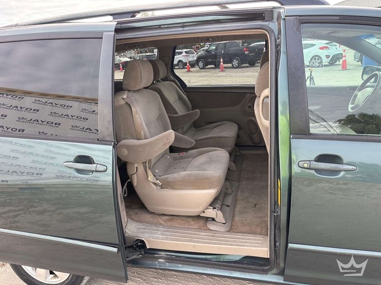 2005-toyota-sienna-image-17
