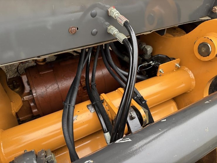 2011-case-570m-xt-image-22