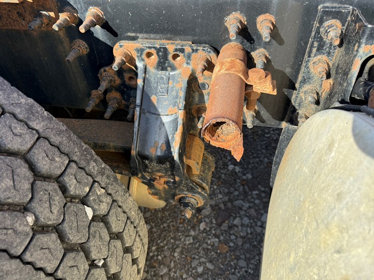 2011-volvo-10-image-31