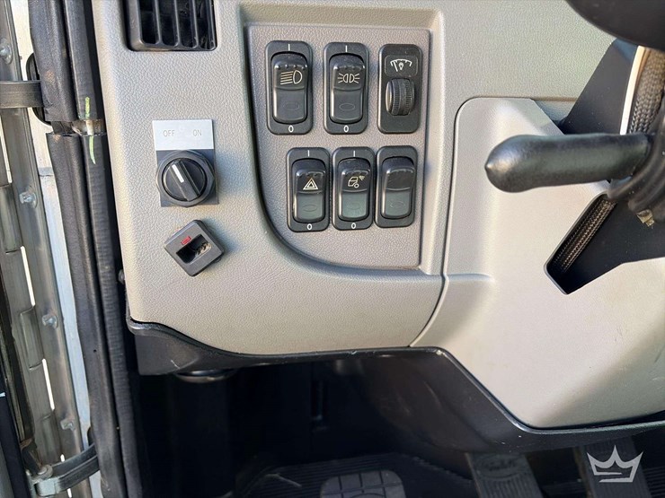 2016-peterbilt-337-image-15