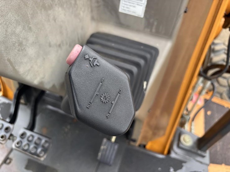 2011-case-570m-xt-image-35