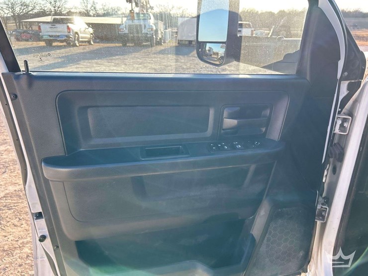 2013-ram-3500-utility-flatbed-truck-image-11