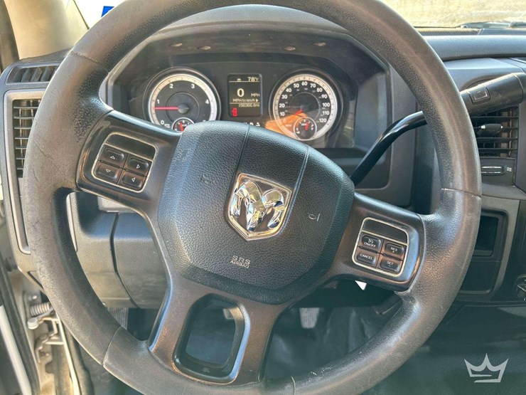 2013-ram-3500-utility-flatbed-truck-image-14