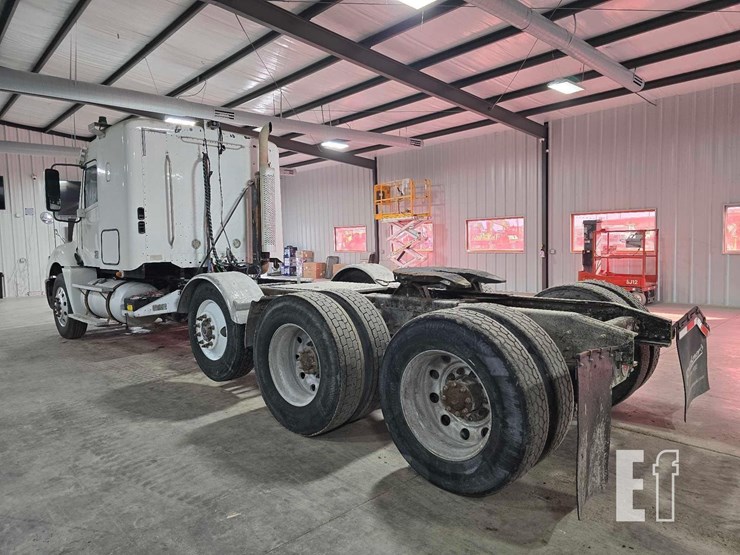 2013-freightliner-columbia-120-image-4