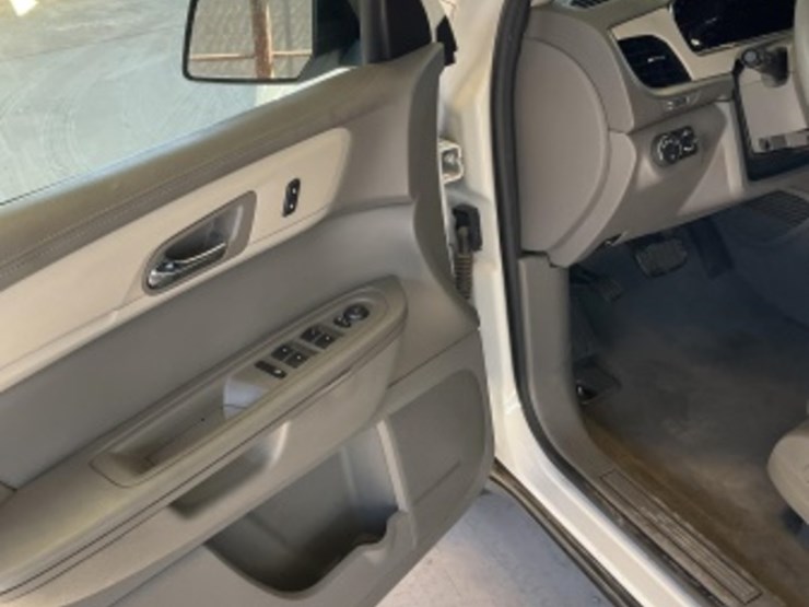 2017-chevrolet-traverse-ls-image-23