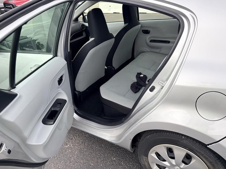 2014-toyota-prius-c-sedan-image-12