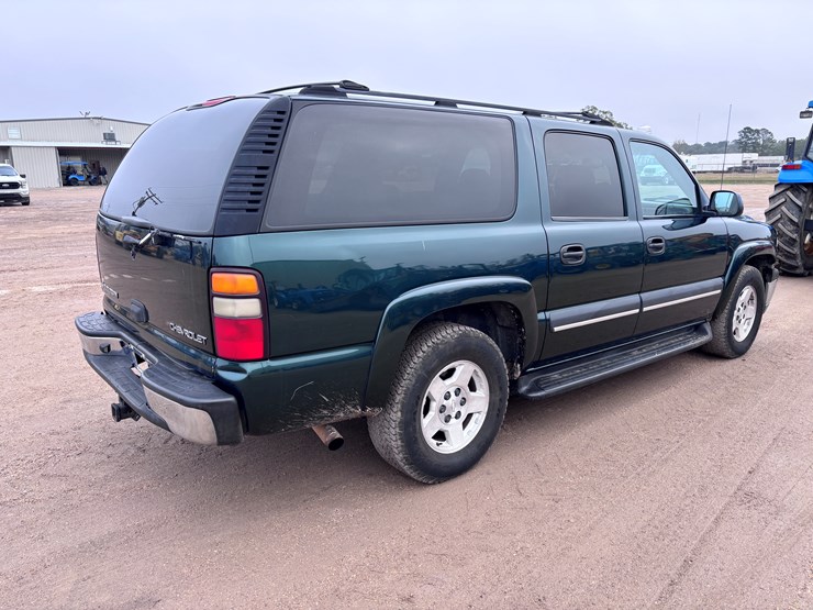 2004-chevrolet-suburban-image-3