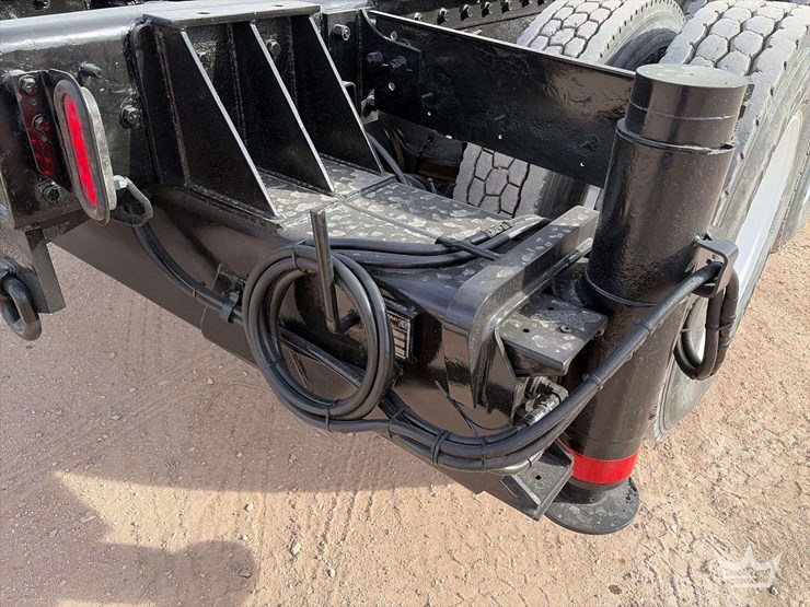 2013-peterbilt-365-image-25