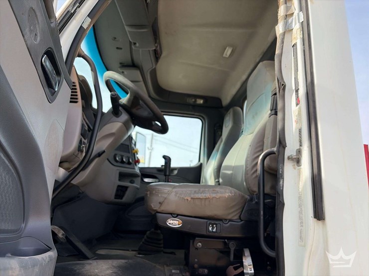 2015-peterbilt-567-image-12