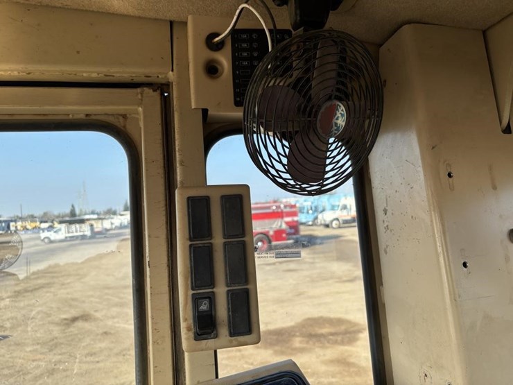 2005-caterpillar-143h-image-48